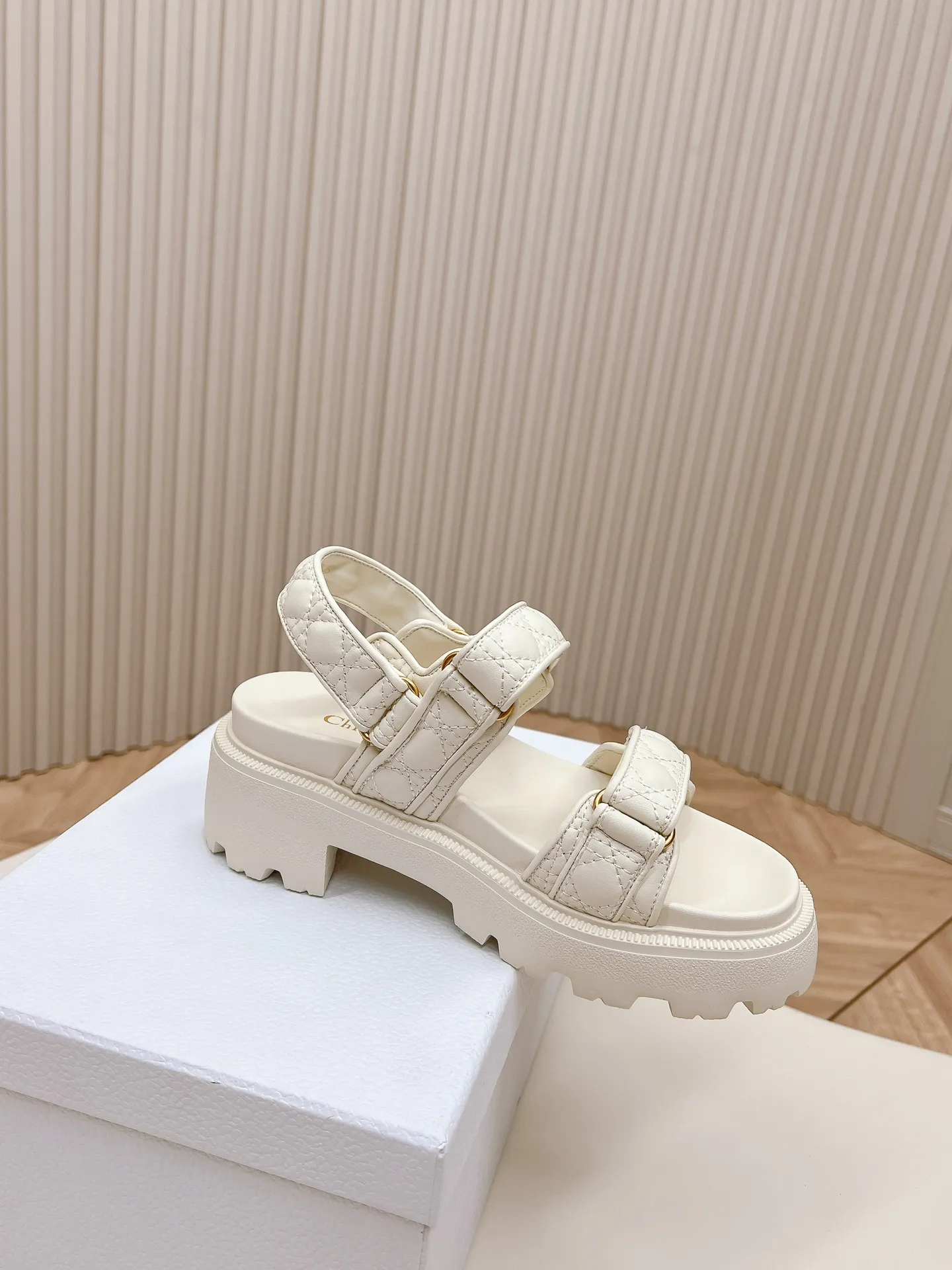 👟👟Ex-factory price 520👟👟 2024Dior Classic Velcro high-heeled sandals and slippers series original replica high version super durable and versatile style very comfortable on the foot, slim and tall, original leather upper, original d hardware buckle, original TPU outsole Heel height is about cm Size: 35-42
